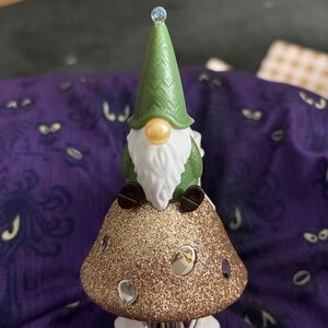 Green Gnome on Gold Mushroom Wallflower-lug in
